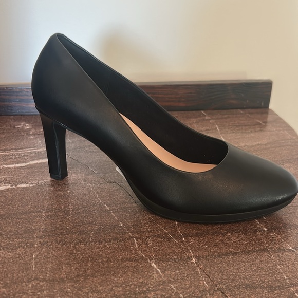 Clarks Women's Black Pumps - Picture 7 of 7